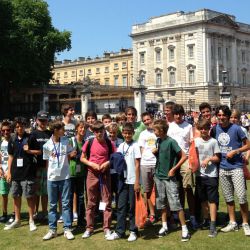 Tennis players outside Buckingham Palace 