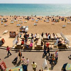 Paseo a lo largo de la playa en Brighton