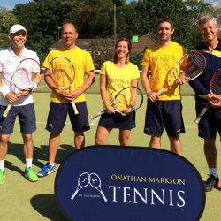 Equipo de entrenadores en el campus de Londres