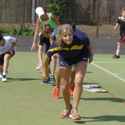 I ragazzi si riscaldano prima del tennis