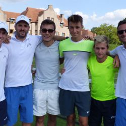 Buenos amigos en el campamento de tenis