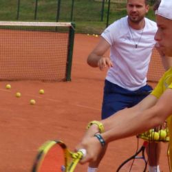 Tennis coach focuses on helping player on clay courts